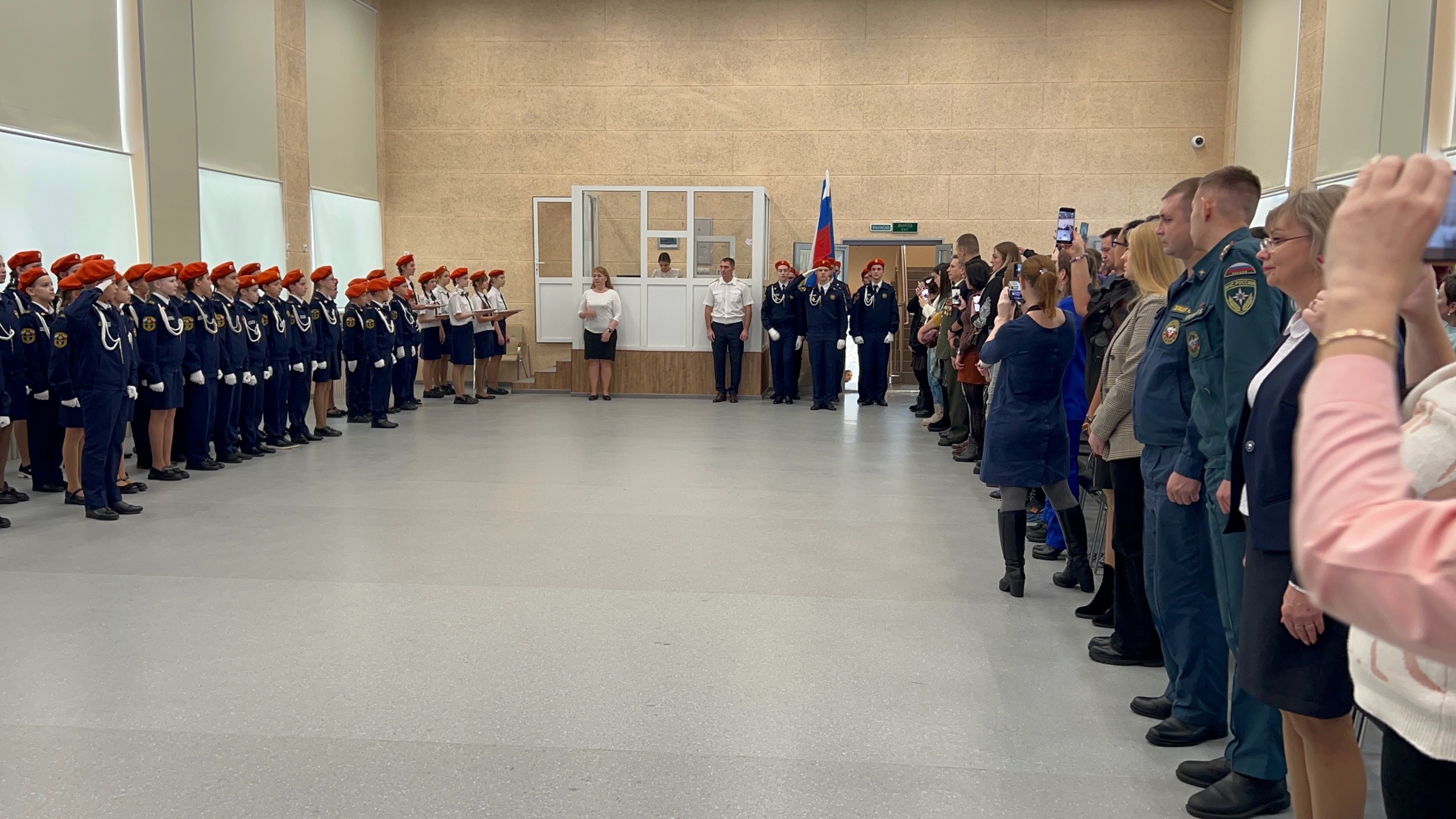 Сегодня пятиклассники кадеты произнесли торжественную клятву в особенный день – день Конституции Российской Федерации.