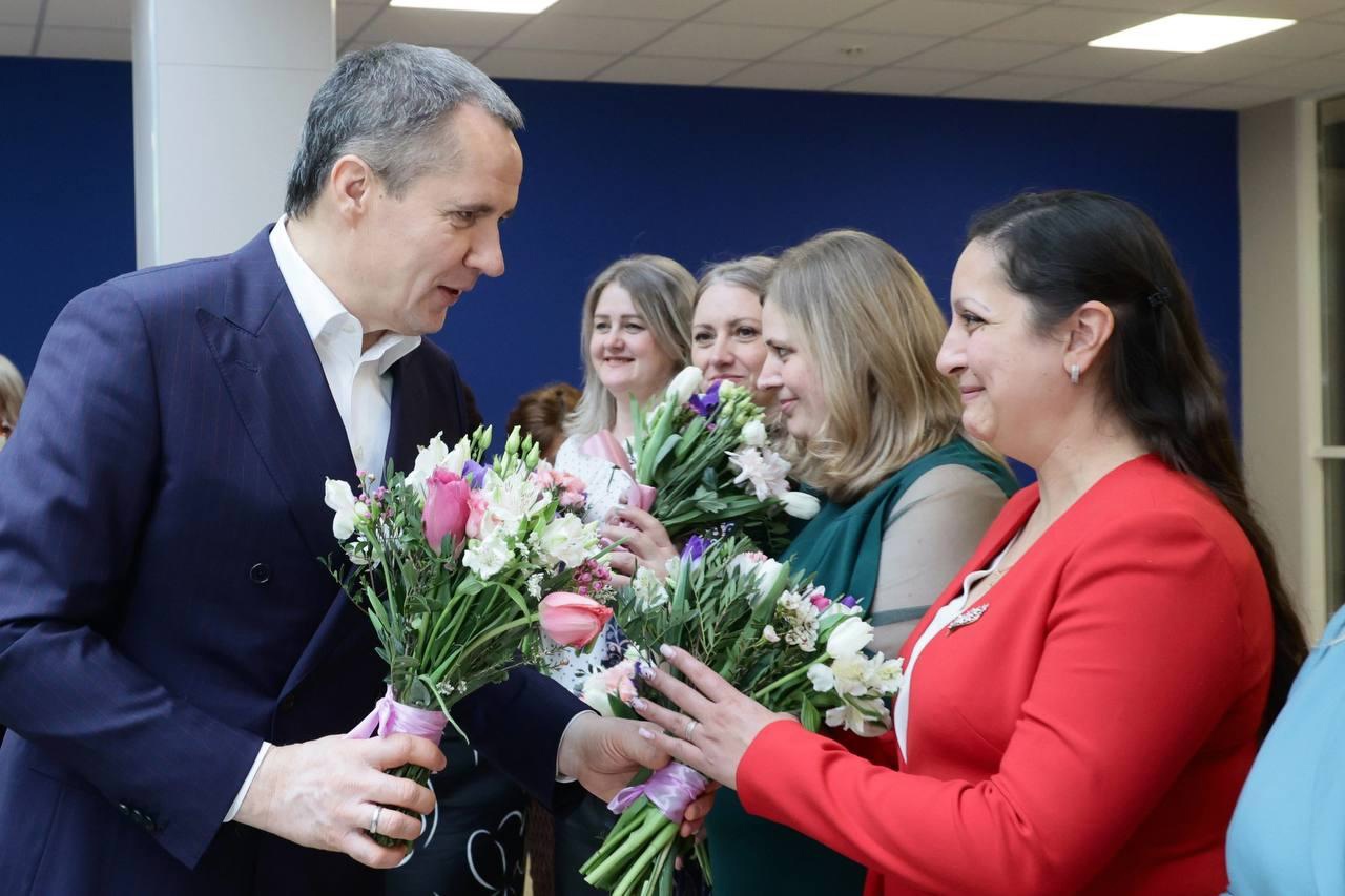 Губернатор Вячеслав Гладков и мэр Валентин Демидов накануне праздника 8 Марта поздравили руководителей школ и детсадов.